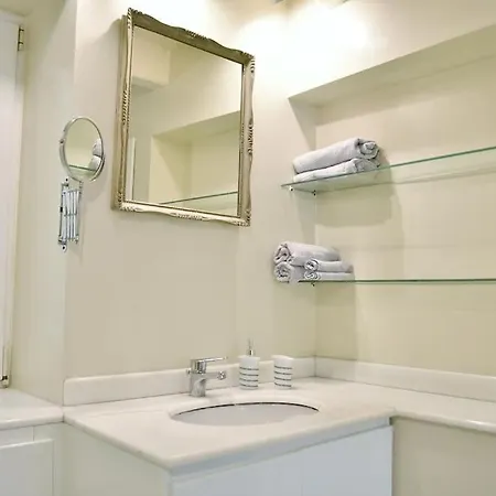 Apartament Sinclair , Loft In Center With Original Romantic Fresco